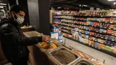 أسعار السلع الغذائية داخل أحد محال البقالة في القاهرة