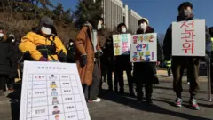 장애인차별금지추진연대 등 장애인 관련 단체 회원들이 지난달 18일 서울 서초구 서울중앙지법 서문 앞 삼거리에서 발달장애인의 공직선거 정보 접근권 보장을 위한 차별 구제 청구 소송을 제기하기에 앞서 관련 기자회견을 갖고 있다