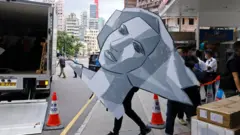 1989년 베이징 학생 민주화 운동의 상징인 '민주주의 여신' 조형물을 압수하는 경찰