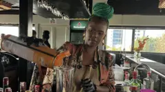 Sonia Iraguha arimo gusuka ikinyobwa mu kirahure