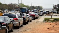 Ọtụtụ ndị mmadụ na ụgbọala amalitela ịkwụ n'ahịrị n'ihi mbuli ọnụego mmanụ ụgbọala na Naịjirịa