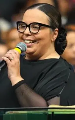 Mulher com um microfone na mão