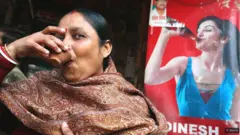 चाय पीती महिला