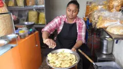 કોરોનામાં પિતા ગુમાવ્યા બાદ ગાંઠિયા બનાવીને પરિવારનું ગુજરાન