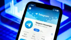 Смартфон с экраном установки Telegram