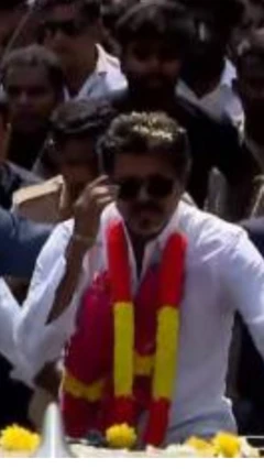 பரப்புரையில் சைக்கிள் ஓட்டி நிலை தடுமாறிய விஜய்