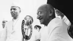 1944: పూణె సభలో మాట్లాడుతున్న గాంధీ