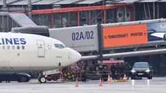 德國漢堡機場停機坪上特種部隊逮捕一名劫持幼兒男子（5/11/2023）