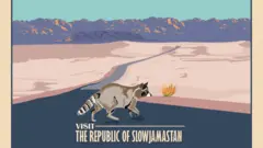 Un afiche estilizado muestra un mapache cruzando una carretera pavimentada que se extiende a lo lejos en el desierto. En el fondo se ven montañas iluminadas por el so. La leyenda dice: Vista la República de Slowjamastan