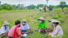 ကျေးရွာတွေမှာ မဲဆွယ်နေတဲ့ကိုယ်စားလှယ်လောင်းတစ်ဦး