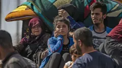 evlerini terk etmek zorunda kalan suriyeli kürtler