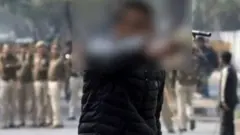 तमंचा लहराता युवक