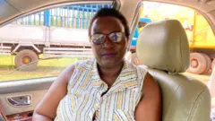 Candide Mujawashema ari mu modoka