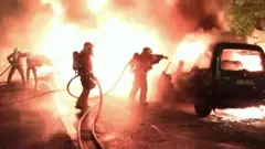 Prevrnuti i zapaljeni automobili na protestima mladih u Parizu i širom zemlje zbog ubistva tinejdžera