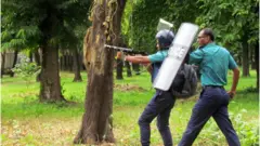 চন্দ্রিমা উদ্যানে পুলিশের টিয়ারশেল নিক্ষেপের দৃশ্য
