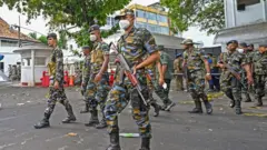 பிரதமரின் அதிகாரப்பூர்வ குடியிருப்பிற்கு வெளியே குவிந்திருக்கும் பாதுகாப்பு படையினர்