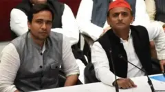 समाजवादी पार्टी प्रमुख अखिलेश यादव और राष्ट्रीय लोकदल अध्यक्ष चौधरी जयंत सिंह