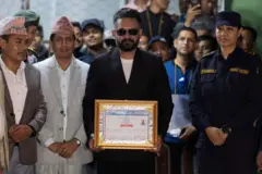 झापामा निर्वाचनमा विजय हासिल गरेपछि निर्वाचन आयोगका पदाधिकारीबाट प्राप्त प्रमाणपत्र देखाउँदै बालेन शाह