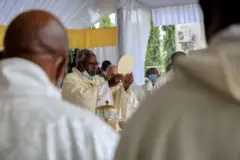 Philippe Ouedraogo, cardinal burkinabé, dirige la dernière messe à la cathédrale Saint-Pierre et Saint-Paul en hommage au cardinal Christian Wiyghan Tumi, à Douala, le 20 avril 2021.