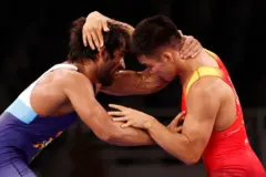 Бишкектеги мелдеште балбандар кырчылдашып, кыл чайнашып, кызык күрөш көрсөтчүдөй