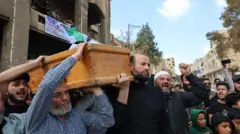أشخاص يحملون نعش قتيل، من جراء غارة جوية إسرائيلية، خلال جنازة في درعا في جنوب سوريا
