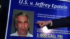 دستی که به تصویر جفری اپستین اشاره می‌کند