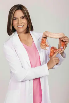 La gastroenteróloga Juliana Suárez sostiene un modelo del intestino grueso