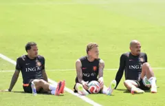 La selección de Holanda se relaja tras un entrenamiento.