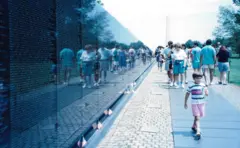 Tượng đài Vietnam Veterans Memorial ở thủ đô Washington 