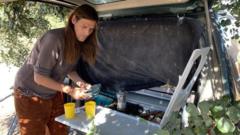 César Nebrera haciéndo un café en un hornillo en la parte trasera de su carro