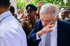 මෙම නඩුවට පෙනී සිටීම සඳහා හිටපු ජනාධිපති රනිල් වික්‍රමසිංහ සහ බිරිඳ වන මහාචාර්ය මෛත්‍රී වික්‍රමසිංහද අද දින අධිකරණයේ පෙනී සිටියහ.