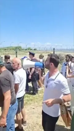 Demonstrant sa megafonom