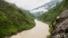 अरुण नदी 