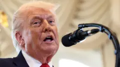 Krupna, talking head fotografija - Donald Tramp drži govor, ima crni sako, belu košulju i crvenu kravatu, pred njim je crni mikrofon, gleda u stranu