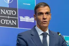Pedro Sánchez, presidente del gobierno español, habla durante la cumbre de la OTAN en Turquía. Viste traje azul con corbata azul y camisa clara.