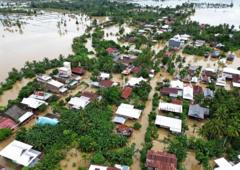 Foto aérea de zonas residenciales afectadas por las inundaciones en el distrito de Pitu Riawa, regencia de Sidenreng Rappang (Sidrap), Sulawesi del Sur, sábado (5/4/2024).