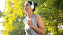 દરરોજ કેટલા સ્ટેપ્સ ચાલવું કે દોડવું જોઈએ, 10 હજાર સ્ટેપ્સનું ટાર્ગેટ, સાત હજાર પગલાં કે પાંચ હજાર પગલાં, બીબીસી હેલ્થ, બીબીસી ગુજરાતી સાથે સમજો 