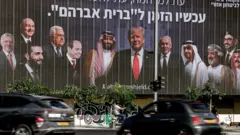 سائقون يمرون أمام لوحة إعلانية في تل أبيب، بتاريخ 26 يونيو/حزيران 2025، عرضتها مبادرة "التحالف من أجل الأمن الإقليمي" السياسية الأمنية الإسرائيلية