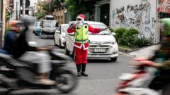 suasana-natal-di-hutanabolon-yang-luluh-lantak-akibat-banjir-hingga-sinterklas-pengatur-lalu-lintas-di-solo