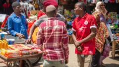 Abacuruzi bariko barayaga mw'isoko ryo muri Zanzibar mu gihe abaje gusuma nabo, harimwo umugore apfunze igitambara mu mutwe yambaye n'amarori y'izuba, bariko barahita.