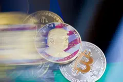 Representação de moedas de criptomoedas, incluindo a memecoin $TRUMP e o bitcoin. Foto-ilustração feita em Bruxelas, na Bélgica, em 8/2/2026