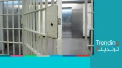 باب حديدي داخل سجن