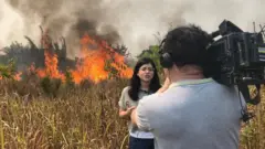 Repórter grava na Amazônia