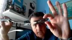 Mauricio Hoyos mostra uma marca acústica: um cilindro, amarrado a um cabo, de onde pende uma ponta metálica