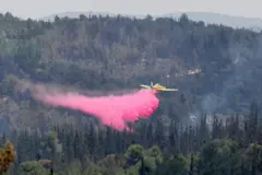 طائرة إطفاء تُخمد حريقًا بمواد مانعة للاشتعال في منطقة اللطرون، وسط إسرائيل، بين القدس وتل أبيب، 1 مايو/أيار 2025