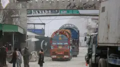 گذرگاه مرزی تورخم . لاریهای باربری درحال عبور از مرز دیده می‌شوند. 