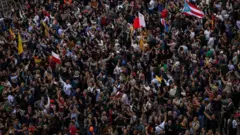 Milhares de pessoas se reuniram na Praça São Pedro