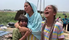 એક માતા પોતાના બાળકો સાથે પોતાનું ઘર તુટતા જોઇ રહ્યાં હતા. 