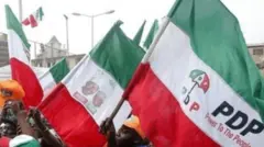 Asia oni awọ mẹta: awọ pupa, funfun ati eweko tii se ami idamọ fun ẹgbẹ iselu PDP ni ọpọlọpọ eeyan mu lọwọ