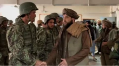 ی﻿عقوب مجاهد، وزیر دفاع طالبان در جمع افرادی‌که گفته شده تازه از ولایت پنجشیر به صفوف اردوی طالبان جذب شده‌اند